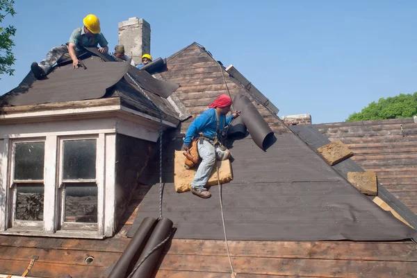 How to Choose a Roof Installation Contractor for Your Budget